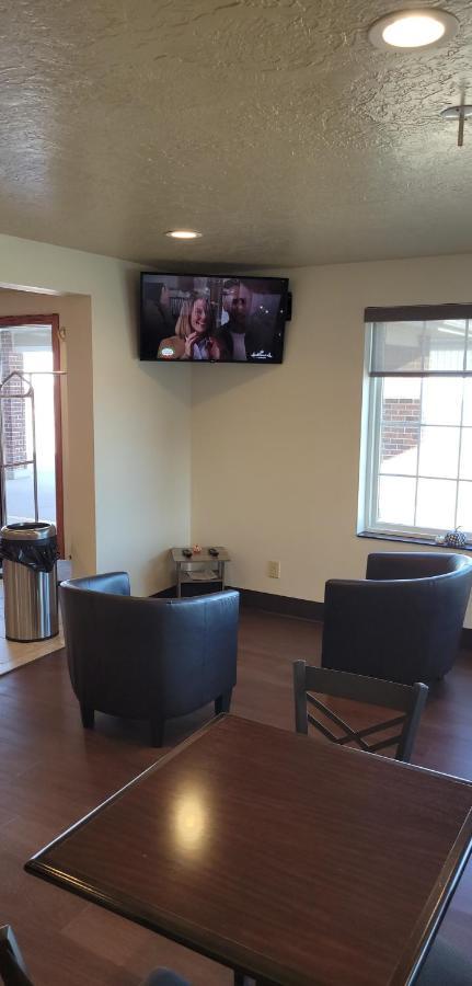 Boarders Inn & Suites By Cobblestone Hotels - Broken Bow ภายนอก รูปภาพ