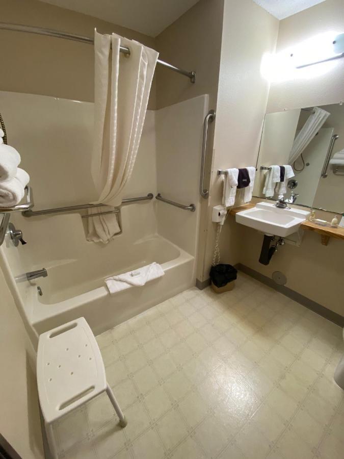 Boarders Inn & Suites By Cobblestone Hotels - Broken Bow ภายนอก รูปภาพ